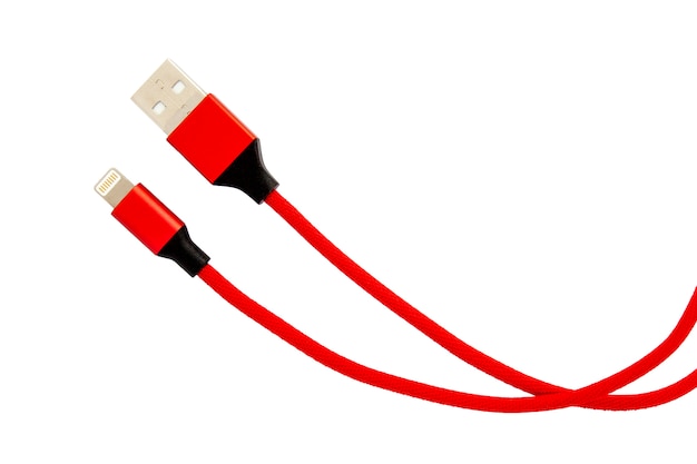 Rode USB-kabel voor smartphone geïsoleerd op wit