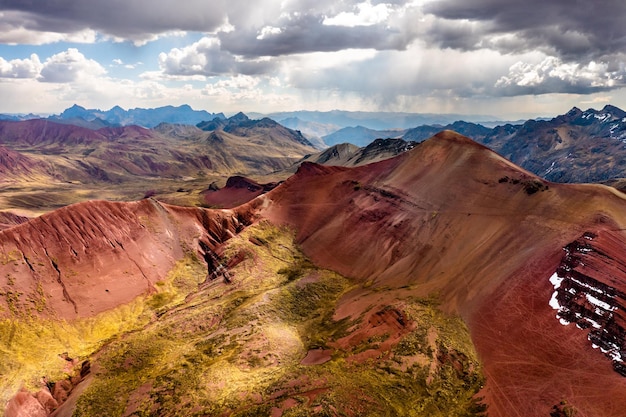 Rode vallei bij de vinicunca rainbow mountain in peru