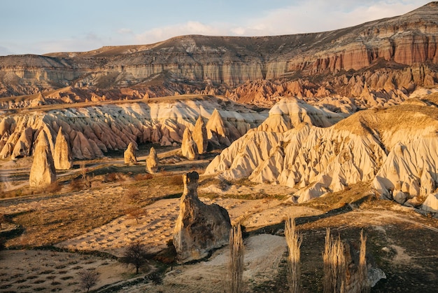 Rode vallei in Cappadocië in de buurt van Goreme op zonsondergang. Populaire toeristische bestemming in Turkije voor trekking.