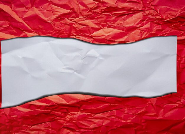 Foto rode verfrommeld en gevouwen papier poster textuur achtergrond