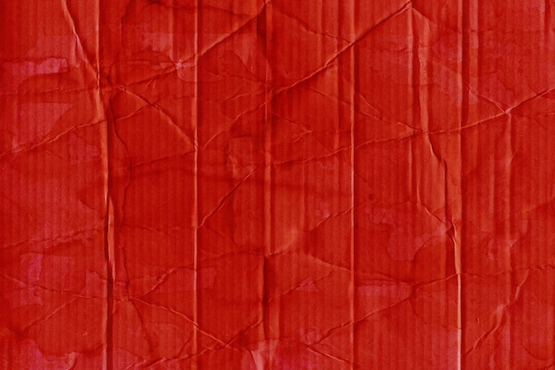 Rode verfrommelde kartonnen papiertextuur met een grunge-effect