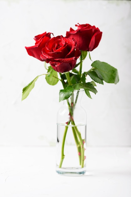 Rode verse rozen op de witte tafel, selectieve aandacht