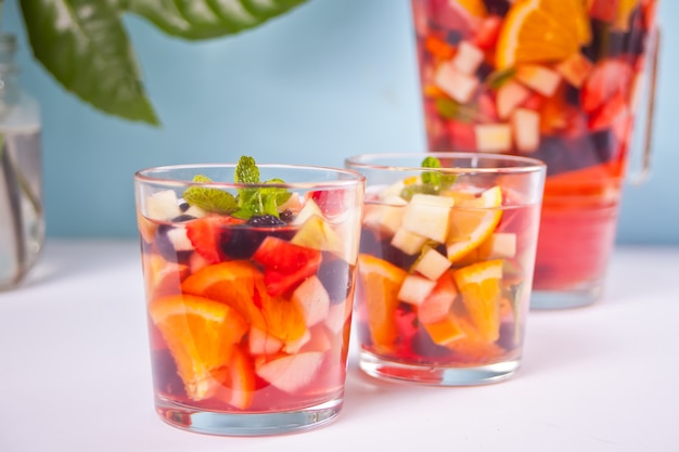 Rode verse sangria met fruit en bessen