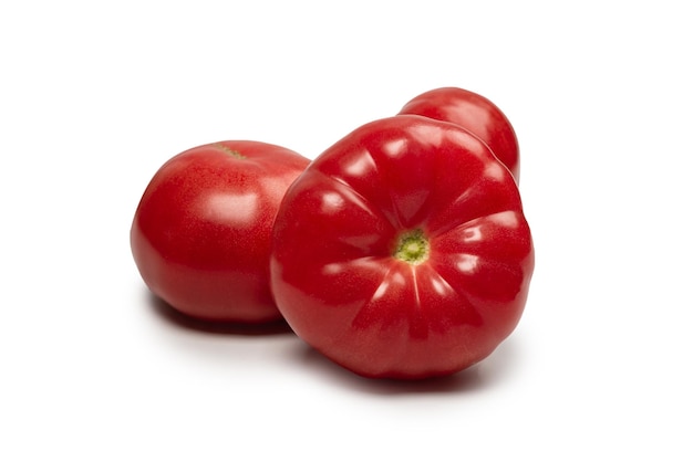 Rode verse tomaat geïsoleerd op witte achtergrond