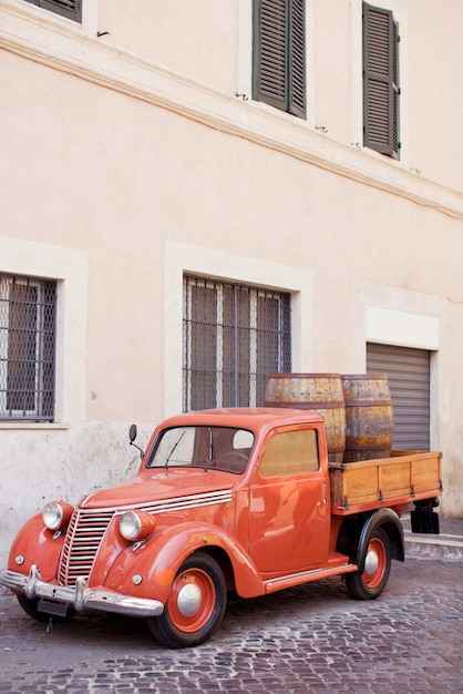 Rode vintage oude pick-up buiten