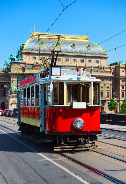 Rode vintage tram in de oude straten van Praag