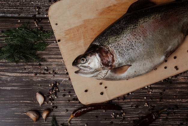 Rode vis houten snijplank. forel