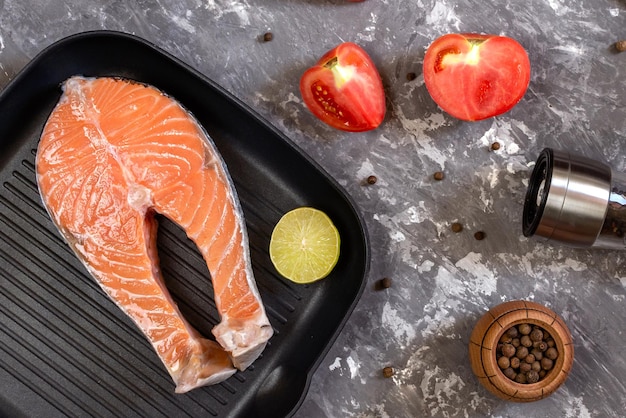 Rode vis steak zalm in een pan grill kruiden koken