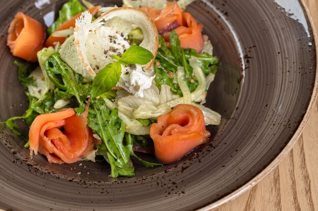 Rode vissen gezonde salade met gemengde slabladeren