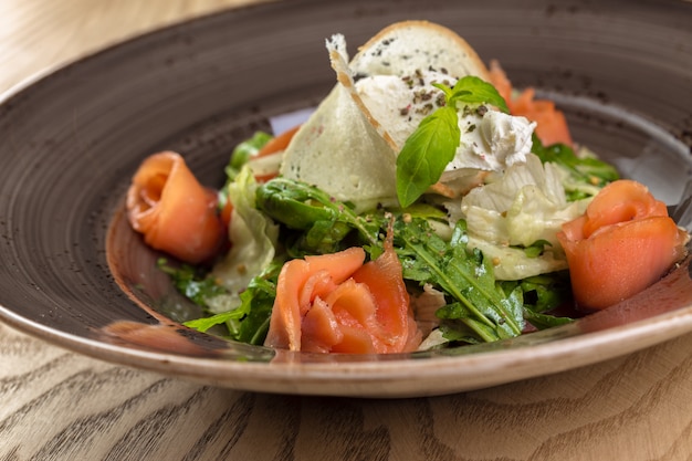 Rode vissen gezonde salade met gemengde slabladeren