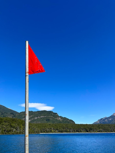 Rode vlag in het meer Geen bad