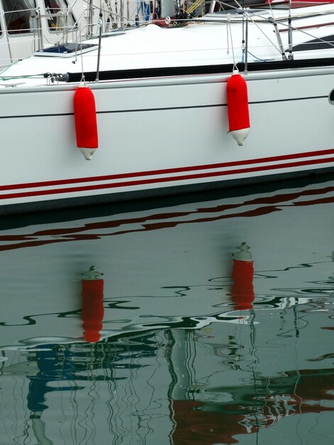 Foto rode vlag op een boot in het water