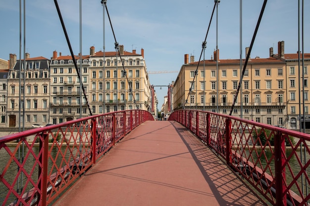 rode voetgangersbrug in Lyon boven de Sane die het schiereiland verbindt met de wijk Saint Georges