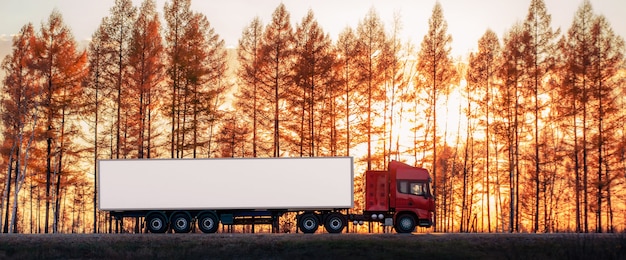 Rode vrachtwagen op een weg bij zonsondergang. Focus op container