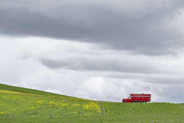 Rode vrachtwagen op landbouwgebied