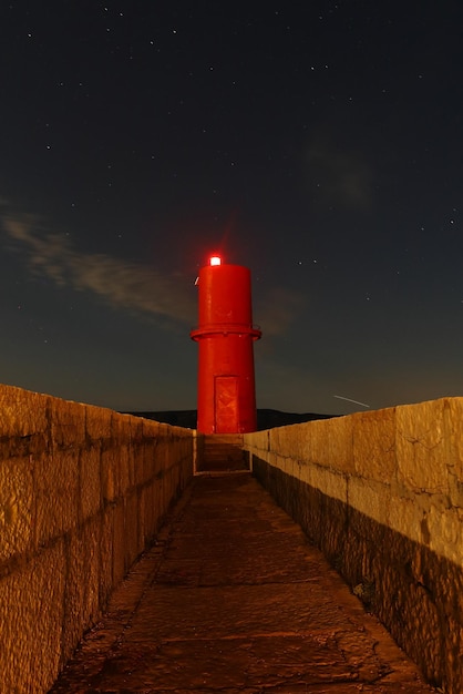 Rode vuurtoren op Cres Island's nachts