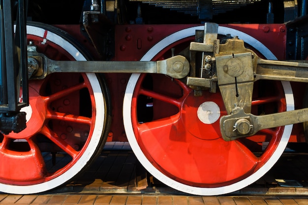 Rode wielen van een oude stoomlocomotief