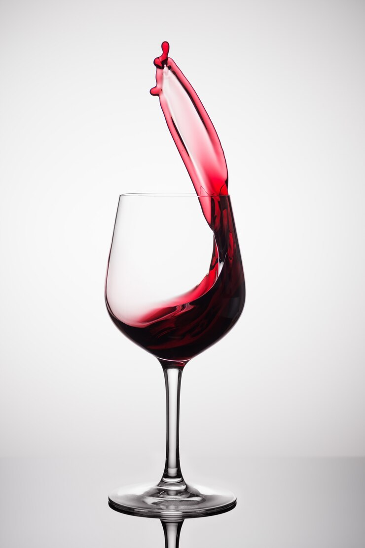 Rode wijn die uit een glas bespat
