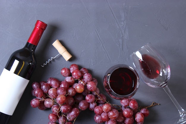 Rode wijn en druiven op het tafelblad uitzicht