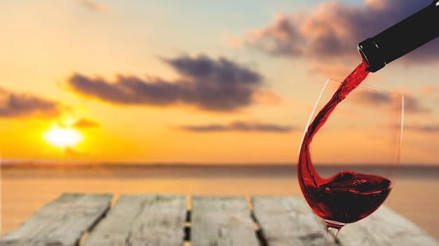 Rode wijn gieten in glas op lichte achtergrond