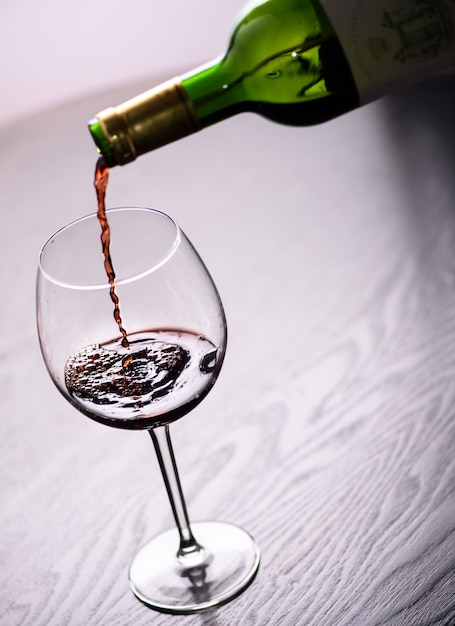 Rode wijn, gieten in glas