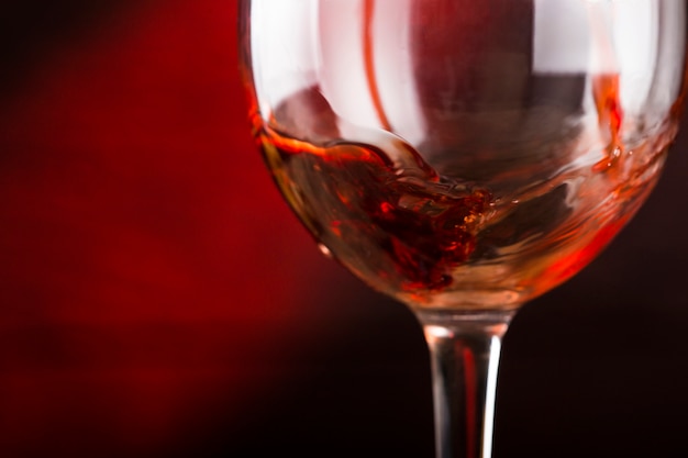 Rode wijn gieten in glas