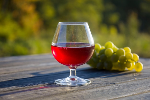 Rode wijn in een glas en een fles Onscherpe achtergrond