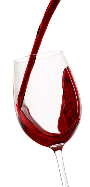 Rode wijn in een glas gieten - geïsoleerd