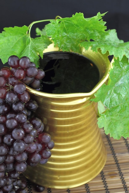 Rode wijn in een traditionele kruik