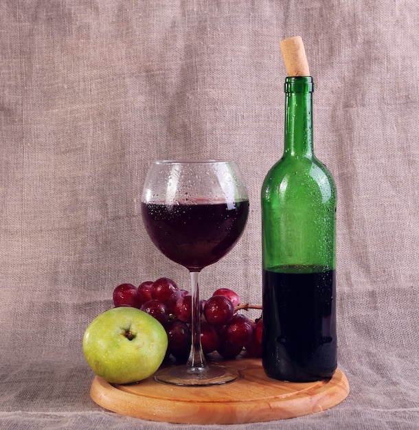 Rode wijn, kaas en druiven in een stillevenopstelling.