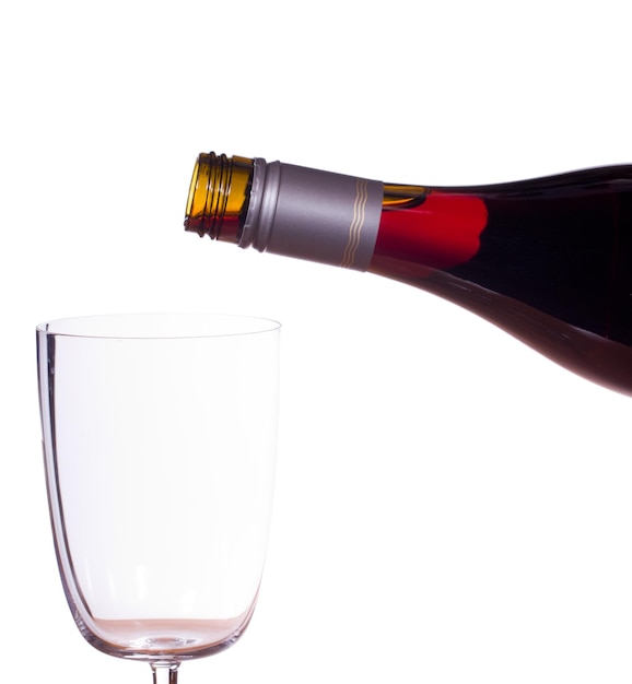 Rode wijn wordt gegoten in glas
