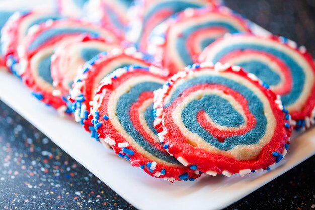 Rode witte en blauwe pinwheel-suikerkoekjes voor de viering van 4 juli.