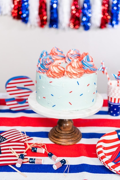 Rode, witte en blauwe ronde vanillecake met buttercream frosting voor de viering van 4 juli.
