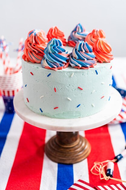 Rode, witte en blauwe ronde vanillecake met buttercream frosting voor de viering van 4 juli.