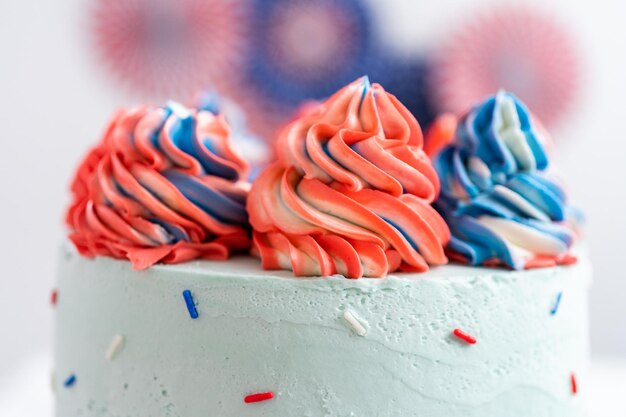 Rode, witte en blauwe ronde vanillecake met buttercream frosting voor de viering van 4 juli.