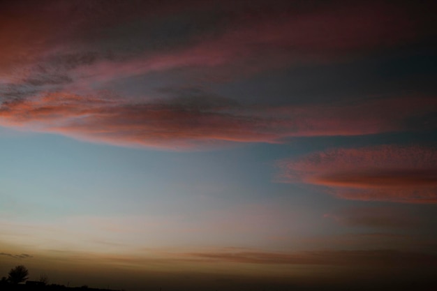 Rode wolken in de lucht bij zonsondergang