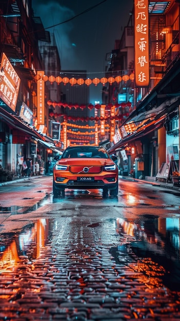 Rode XC40's nachts op een door de regen gedrenkte straat.