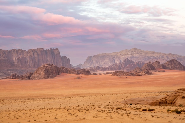 Rode zandbergen dramatische hemel en marthisch landschapspanorama van Wadi Rum-woestijn Jordanië