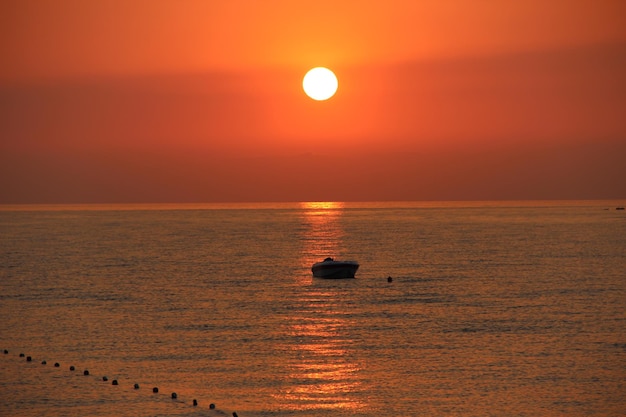 Rode Zee dageraad van de zee in de zomer