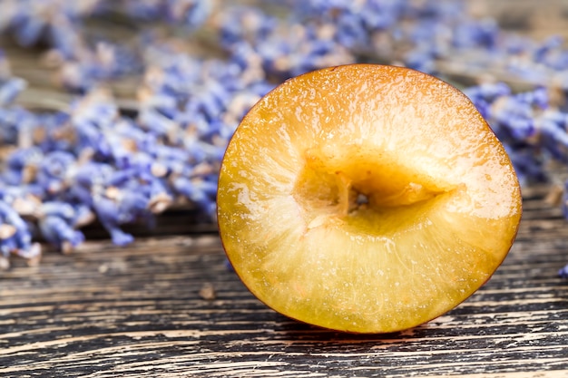 Rode zelfgemaakte pruimen tijdens het koken lekker en gezond gesneden pruimen die van rijp fruit zijn zijn leuk