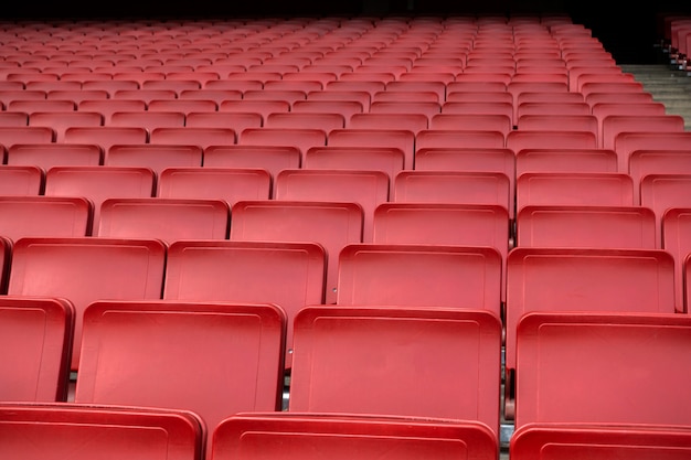 Rode zetelrij in stadion