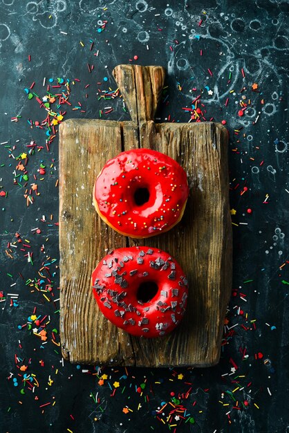 Rode zoete donut op tafel Snoepjes Bovenaanzicht