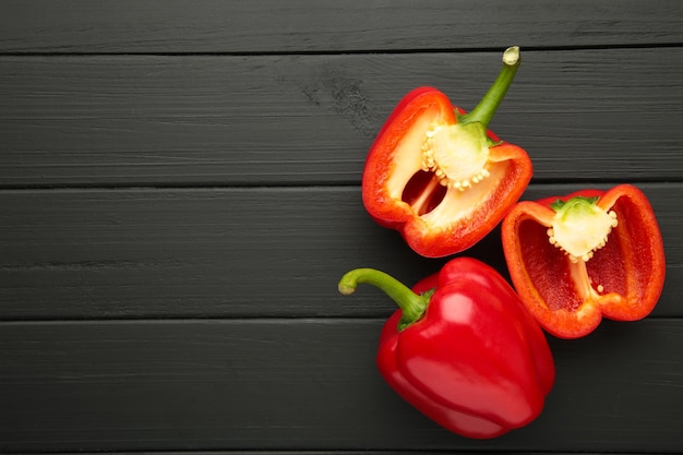 Foto rode zoete peper op zwarte achtergrond ruimte voor tekst