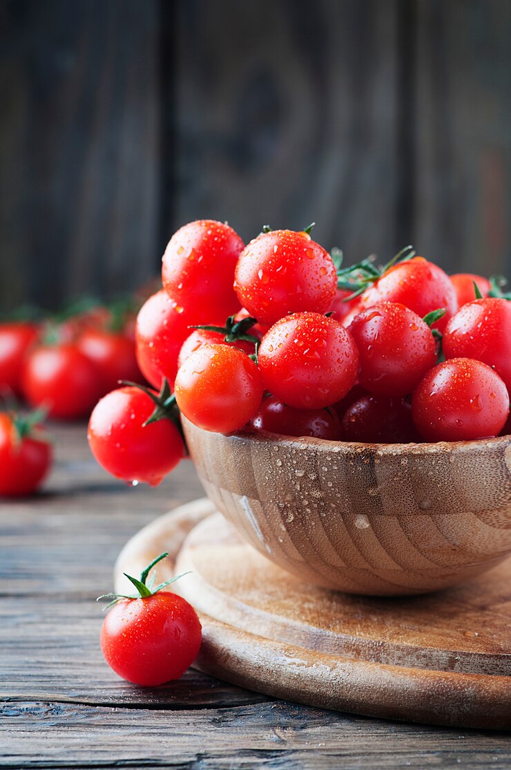 Rode zoete tomaten op de houten tafel