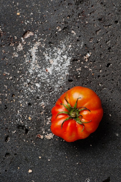 Rode zoete tomaten op tafel