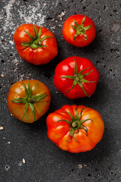 Rode zoete tomaten op tafel