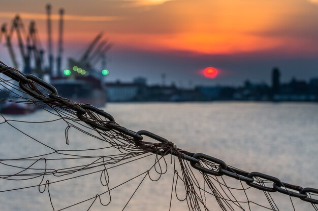 Rode zonsondergang in de haven