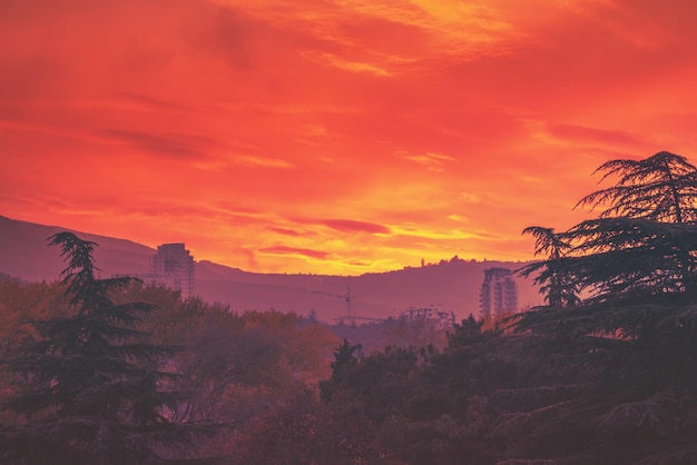 Rode zonsondergang over de bergen, Tbilisi, Georgië