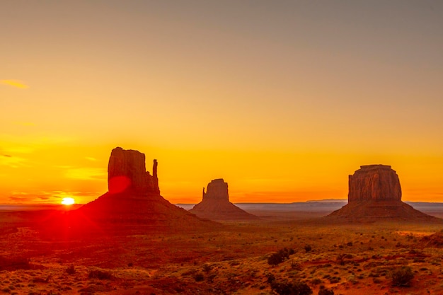 Rode zonsopgang in het prachtige Monument Valley Utah