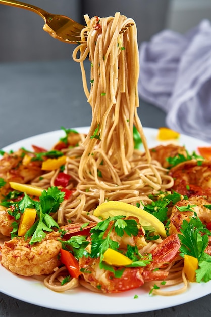 Foto roer friet noedels met garnalen aziatische keuken gekookte soba